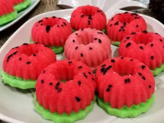 Cara Mudah Membuat Bolu Kukus Semangka yang Manis dan Lembut di Rumah