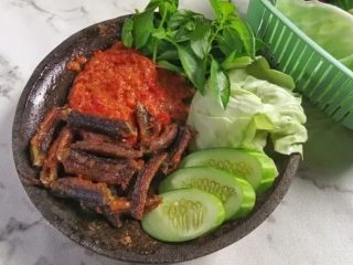 Resep Lalapan Belut Sambal Terasi Pedas, Gurih, dan Mudah Dibuat! Sensasi Makan yang Bikin Ketagihan!
