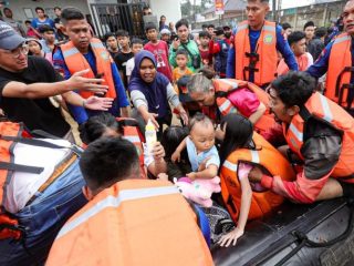 Banjir 4 Meter Rendam Pondok Gede Permai, Tangis Anak-Anak Iringi Evakuasi