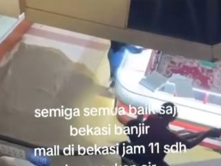 Parah! Banjir di Bekasi Masuk Mal, Pengunjung Panik & Barang Dievakuasi