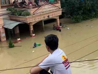 Jatiasih Kelelep! Banjir Sampai 3 Meter, 10 Ribu Warga Panik Cari Tempat Aman