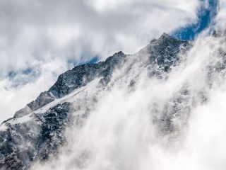 Awas! Kenali Tanda-Tanda Cuaca Ekstrem Sebelum Naik Gunung, Jangan Sampai Kena Masalah!