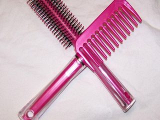 Menggunakan hair tonic dengan benar penting agar manfaatnya maksimal tanpa menyebabkan penumpukan di kulit kepala. Berikut langkah-langkahnya:
