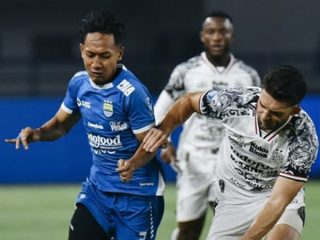 Beckham Putra berduel dengan pemain Bali United