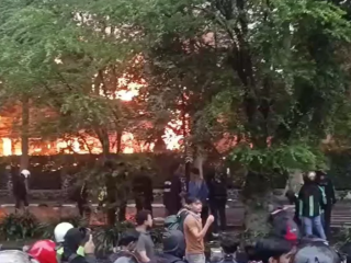 Wisma MPR di Bandung dibakar masa demo